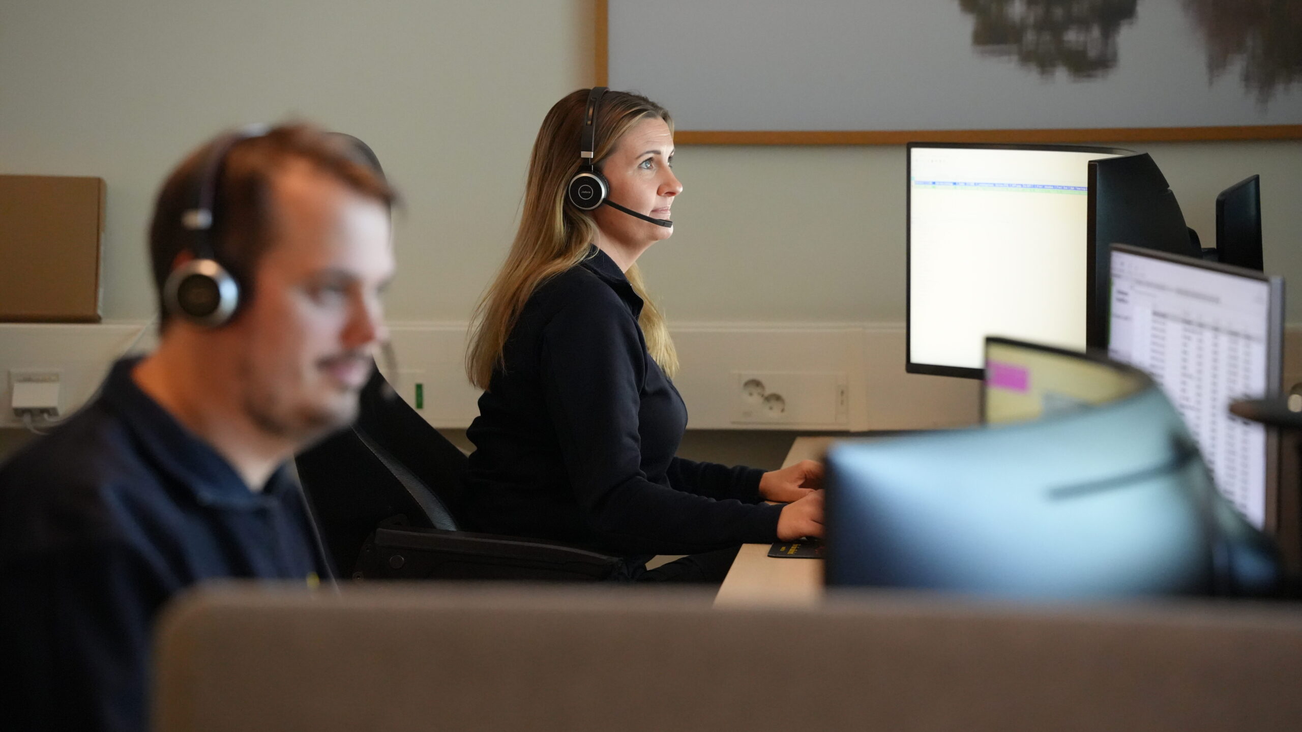 Personal som sitter framför datorskärmar i Larmcentralen.