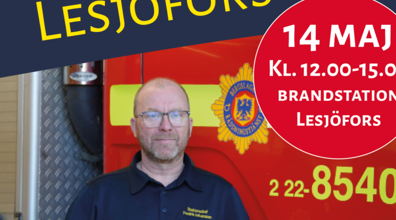 Räddningsstjänstpersonal står fram för brandbil. Följande text kan läsas: Öppet hus Lesjöfors 14 maj Kl. 12.00-15.00 brandstation Lesjöfors Är du nyfiken på brandmansyrket? Kom så berättar vi mer om arbetet och vägen dit! Aktiviteter • Prova på Rullbandstest • Förevisning HLR • Rundtur brandstation • Förevisning Utrustning Kom och säg hej till Flammy!