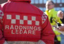 Ryggen på Räddningsledare, människor syns i bakgrunden